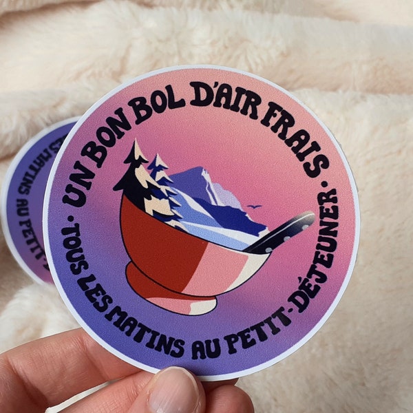 Sticker autocollant rond montagne "Un bon bol d'air frais" (diamètre : 7.5 x 7.5 cm)