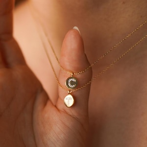 Collar con inicial delicada, collar con moneda de oro, collar personalizado minimalista, regalo para el Día de la Madre, regalo para dama de honor, collar para uso diario.