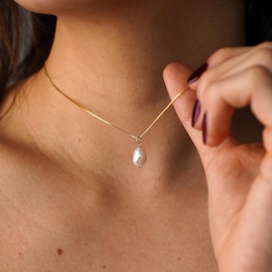 Colar de pérola única, colar delicado de pérolas douradas, colar simples de pérolas de água doce, corrente de caixa preenchida com ouro 14k, presente para madrinha de casamento