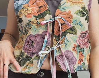 Gilet vintage con arazzo floreale e allacciatura frontale – Gilet boho cottagecore – Gilet Gobelin fatto a mano – Capo romantico e civettuolo da indossare a strati, taglia L