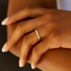 14k Solid Gold Thin Wedding Band / Stacking Ring / 2.5mm Wedding Band / Dainty Minimalist Simple Plain Ring / Mother&#39;s Day Gift
