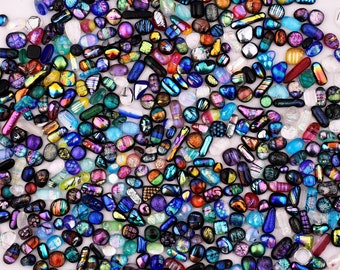 Cabochões de vidro dicróico: Mosaico de argila prateada com base preta - Cristais imperfeitos para confecção de joias