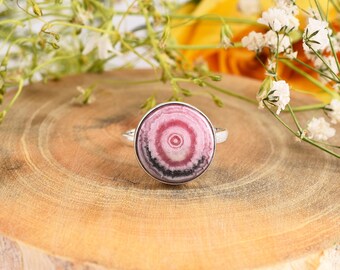 Anel com pedra preciosa Rodocrosita: Anel delicado de prata esterlina com acabamento redondo