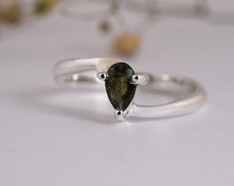Anel de prata esterlina com moldavita e pera: pedra do mês de abril e maio