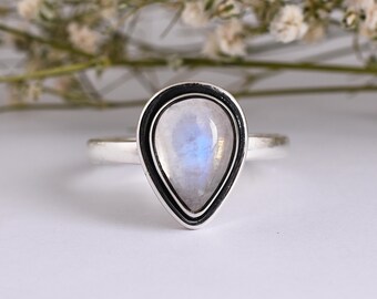 Anel de Pedra da Lua Arco-Íris: Moldura delicada em prata esterlina