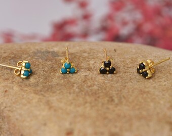 Brincos de prata esterlina com turquesa e ônix preta: joias minimalistas com pedras preciosas