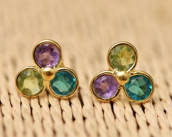 Brincos delicados com três pedras de nascimento: tachas de prata esterlina