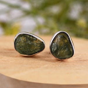 Rohe Moldavit Ohrstecker: 925 Sterling Silber, Natürlicher Edelstein