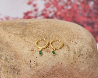 Brincos Huggie de ônix verde: pingente com pedra preciosa de prata esterlina