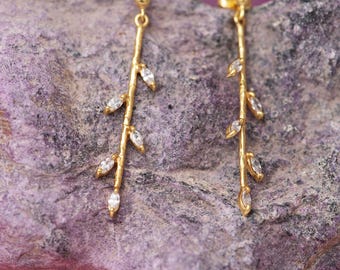 Brincos de pino de prata esterlina com folha de zircônia cúbica: joias delicadas banhadas a ouro