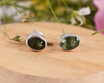 Brincos de Moldavita: Joias Delicadas em Prata de Lei