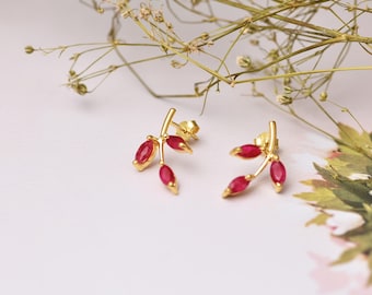 Brincos de pino com folha de rubi: pedra preciosa delicada em prata esterlina 925