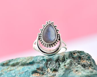 Anel de prata esterlina com labradorita e pera: design vintage com pedras preciosas