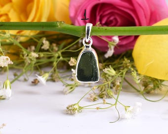 Pingente de prata esterlina moldavita bruta: colar de cristal verde