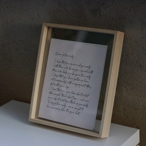 Puede incluir: Una carta enmarcada con un mensaje escrito a mano para el yo futuro. El mensaje dice: "Querido yo del futuro. Espero que te rodees de personas que te eleven y te ayuden a ser tu verdadero yo. Espero que te hayas enamorado, no necesariamente de una pareja significativa, sino de tu vida. Espero que te preocupes menos por lo que los demás piensen de ti, y que te preocupes más por lo que tú piensas de ti mismo. A mi yo del futuro, nunca olvides vivir todo como si fuera tu última vez."