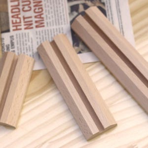 Soporte de madera con ranura ancha, base de madera de haya para marcos de flores prensadas, señalización de mesa, menús y certificados.