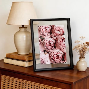 Könnte beinhalten: Ein Set aus drei weißen Keramikvasen mit gerippter Textur. Die Vasen sind unterschiedlich hoch: ca. 25 cm, 20 cm und 15 cm. Das Design ist bei allen drei Vasen gleich.