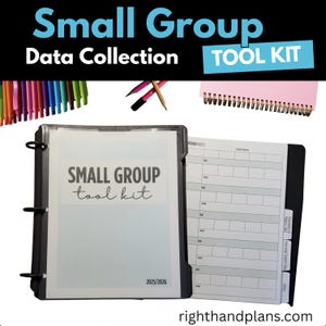 Könnte beinhalten: Ein schwarzer Ordner mit der Aufschrift "Small Group Tool Kit" mit einer transparenten Vorderseite, der Datenerfassungsbögen enthält. Das Bild zeigt auch ein rosa Spiralnotizbuch, Bleistifte und farbige Marker. Der Text oben lautet "Small Group Data Collection TOOL KIT."