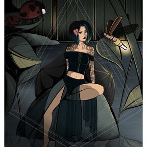 Peut inclure: Une femme aux cheveux bleus et une fleur dans les cheveux est assise sur un rocher dans une forêt sombre. Elle porte une robe noire avec un haut en dentelle. Il y a deux coccinelles et une luciole en arrière-plan.