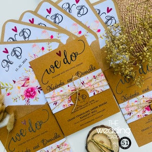 Rustikales Thema Brown & Pink Blumenhochzeit lädt ein | Einzigartige Hochzeitseinladungskarten | Personalisiert | Personalisiere ungewöhnliche Hochzeitskarten