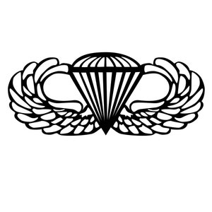 Puede incluir: Ilustración en blanco y negro de un paracaídas con alas. El diseño presenta una lona de paracaídas sobre una forma de diamante, flanqueada por alas estilizadas. Es una representación gráfica de una insignia militar aerotransportada.