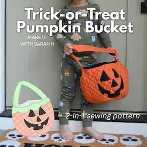 Op de afbeelding: Een gewatteerde oranje pompoenemmer met een zwart jack-o'-lantern gezicht en een handvat, met de tekst Trick-or-Treat Pumpkin Bucket, MAKE IT WITH SARAH H en 2-in-1 sewing pattern. Een grafische illustratie van de emmer is ook zichtbaar.