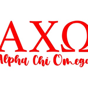Può includere: Le lettere greche rosse A, X e O sono visualizzate sopra le parole "Alpha Chi Omega" in un carattere corsivo. Il testo è centrato su uno sfondo bianco.
