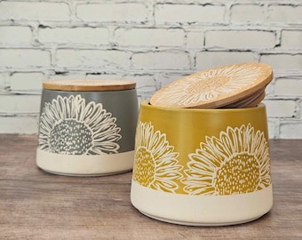 Boîtes en grès jaune et gris pour le stockage du thé ou du café Détails tournesol et couvercle en bambou Boîtes de cuisine fabriquées à la main, cadeaux