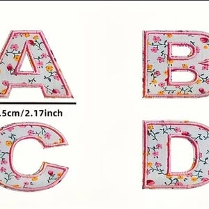 Puede incluir: Cuatro parches termoadhesivos con las letras A, B, C y D. Cada letra es rosa con fondo blanco y un patrón floral. Los parches miden 5,5 cm / 2,17 pulgadas.