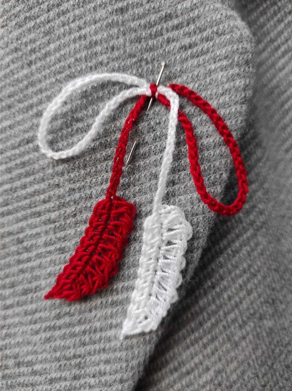 Martisoare. Baba Marta. Martenitsa. Martisor. Spring amulet. Moldova. Romanian martisor. Crocheted martisor. Märzchen