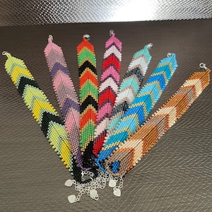 Gewebtes Chevron-Armband mit Perlen, Manschettenarmband mit Peyote-Stich, Miyuki Delica-Perlen, Delica-Größe 11, Even Count Peyote