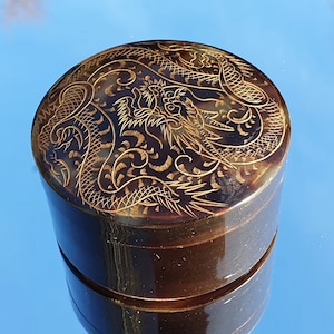 Caja de rapé circular mítica antigua y rara de carey sintético C1850