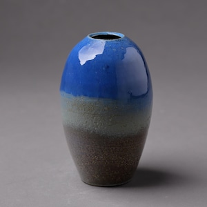 Jarrón de cerámica hecho a mano en azul brillante y gris