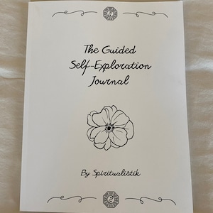 Puede incluir: La portada de un diario blanco con texto negro que dice "The Guided Self-Exploration Journal" y "By Spiritualistik". Una ilustración de flor en blanco y negro está centrada en la página. Un símbolo yin yang está en la parte superior e inferior de la página.