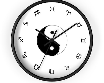 Puede incluir: Un símbolo yin yang en blanco y negro se presenta en una esfera de reloj blanca con agujas de hora y minuto negras. La esfera del reloj también presenta los símbolos astrológicos de cada mes del año.