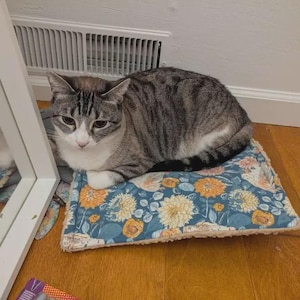 Handmade Reversible Cat Mat: Condo, Tree, Shelf, Crate, Bed Flannel, Denim, Sherpa immagine 6