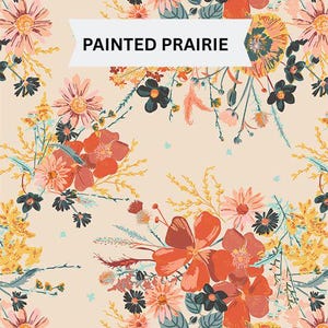 Pu&ograve; includere: Un motivo in tessuto beige chiaro con un design floreale ripetuto con fiori e fogliame arancioni, rossi, gialli e blu scuro. Un banner bianco nella parte superiore centrale contiene il testo nero PAINTED PRAIRIE in un carattere sans-serif.