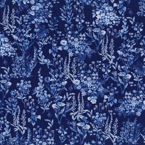 Op de afbeelding: Een donkerblauwe stof met een dicht, herhalend patroon van witte en lichtblauwe wilde bloemen, inclusief diverse stengels, bladeren en bloesems die in een botanische illustratiestijl over het gehele oppervlak van het textiel zijn gerangschikt.