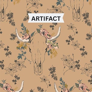 Pu&ograve; includere: Un motivo in tessuto color marrone chiaro con un'illustrazione ripetuta di un teschio di mucca decorato con fiori rosa e foglie verdi. La parola ARTIFACT &egrave; stampata in lettere maiuscole nere su uno stendardo bianco centrato in alto.