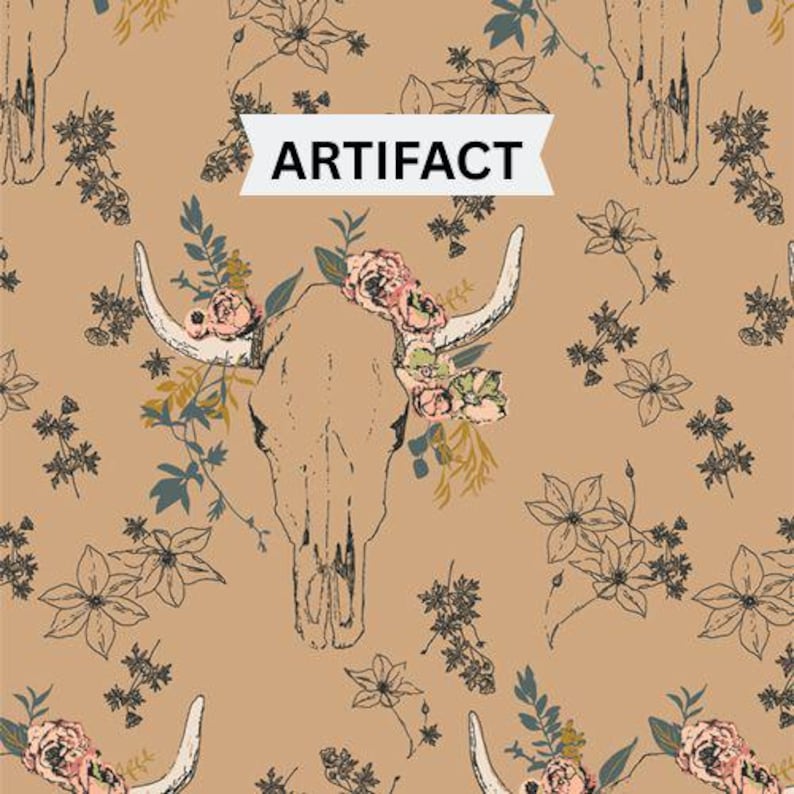 Pu&ograve; includere: Un motivo in tessuto color marrone chiaro con un'illustrazione ripetuta di un teschio di mucca decorato con fiori rosa e foglie verdi. La parola ARTIFACT &egrave; stampata in lettere maiuscole nere su uno stendardo bianco centrato in alto.
