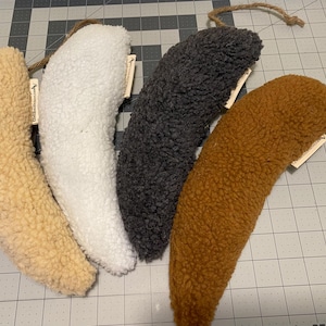 Ratón gigante de patadas, hecho a mano con hierba gatera orgánica y vid plateada totalmente natural.