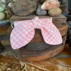 Collar para gato PURR-BABY PINK de cuadros vichy, hecho a mano, personalizable, suave y fácil de separar.