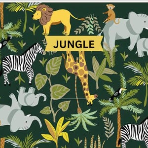 Pu&ograve; includere: Un tessuto verde scuro con un motivo ripetuto di animali della giungla, tra cui un leone giallo, un elefante grigio con una scimmia, una zebra bianca e nera, una giraffa gialla e marrone e un tucano, con la parola JUNGLE su un banner giallo.