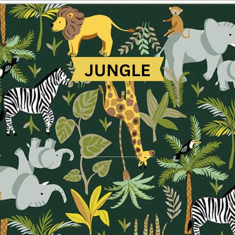 Pu&ograve; includere: Un tessuto verde scuro con un motivo ripetuto di animali della giungla, tra cui un leone giallo, un elefante grigio con una scimmia, una zebra bianca e nera, una giraffa gialla e marrone e un tucano, con la parola JUNGLE su un banner giallo.