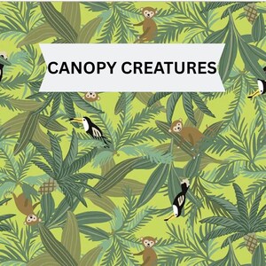 Pu&ograve; includere: Un motivo in tessuto con sfondo verde chiaro, foglie di palma verde scuro, scimmie marroni e tucani bianchi e neri. Un banner orizzontale bianco al centro mostra il testo nero CANOPY CREATURES in un carattere senza grazie.