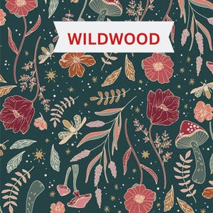 Pu&ograve; includere: Un motivo in tessuto verde ottanio scuro con fiori rossi, funghi, api e piccole stelle. Un banner bianco al centro mostra il testo rosso WILDWOOD. Il design include vari elementi botanici come foglie e rametti in tonalit&agrave; tenui.