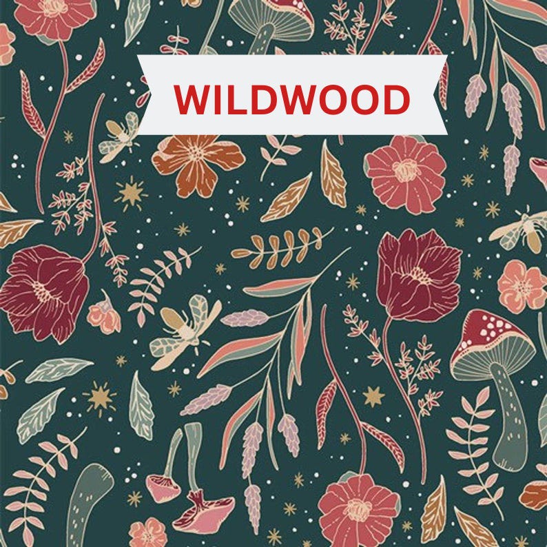 Pu&ograve; includere: Un motivo in tessuto verde ottanio scuro con fiori rossi, funghi, api e piccole stelle. Un banner bianco al centro mostra il testo rosso WILDWOOD. Il design include vari elementi botanici come foglie e rametti in tonalit&agrave; tenui.
