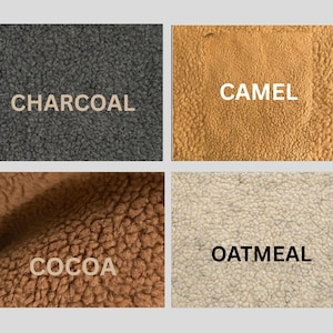 Pu&ograve; includere: Una griglia a quattro pannelli che mostra campioni di tessuto in pile sherpa testurizzato in diversi colori. In alto a sinistra &egrave; charcoal, in alto a destra camel, in basso a sinistra cocoa e in basso a destra oatmeal, con etichette.