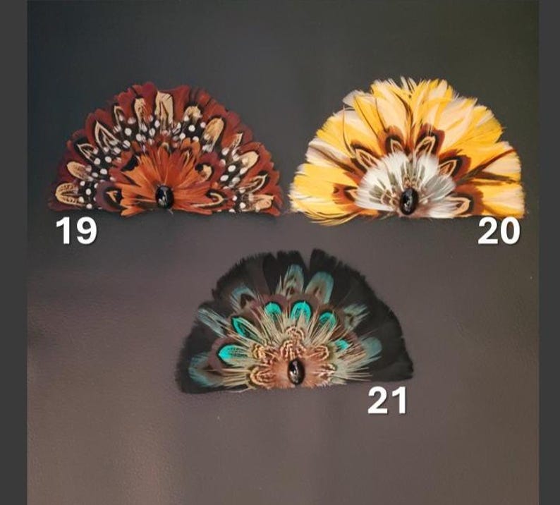 Abanico de plumas para sombreros de camionero (21 estilos). Pégalo tú mismo con pegamento caliente a tu sombrero de vaquero, sombrero de camionero o gorra de béisbol. Sombreros no incluidos. Se venden por unidad. imagen 4