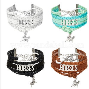 Puede incluir: Cuatro pulseras de cuero trenzado con un dije de símbolo de infinito y un dije de caballo. Las pulseras son de color blanco, turquesa, negro y marrón. Cada pulsera tiene la palabra "Horses" en ella.